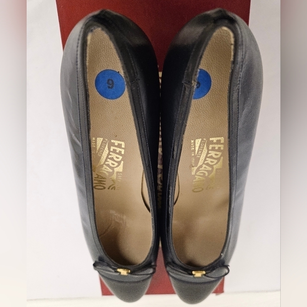 Salvatore Ferragamo Vintage Almond and Kitten Heel Pumps in Navy and Black Sz 9 - Picture 11 of 15